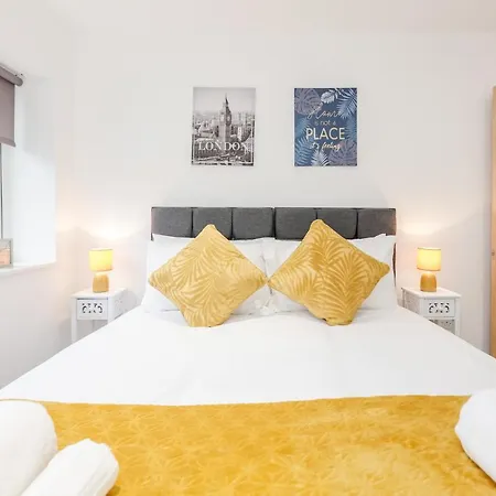 Watford Town Centre Serviced Apartment: Flexible Beds & Free Entertainment